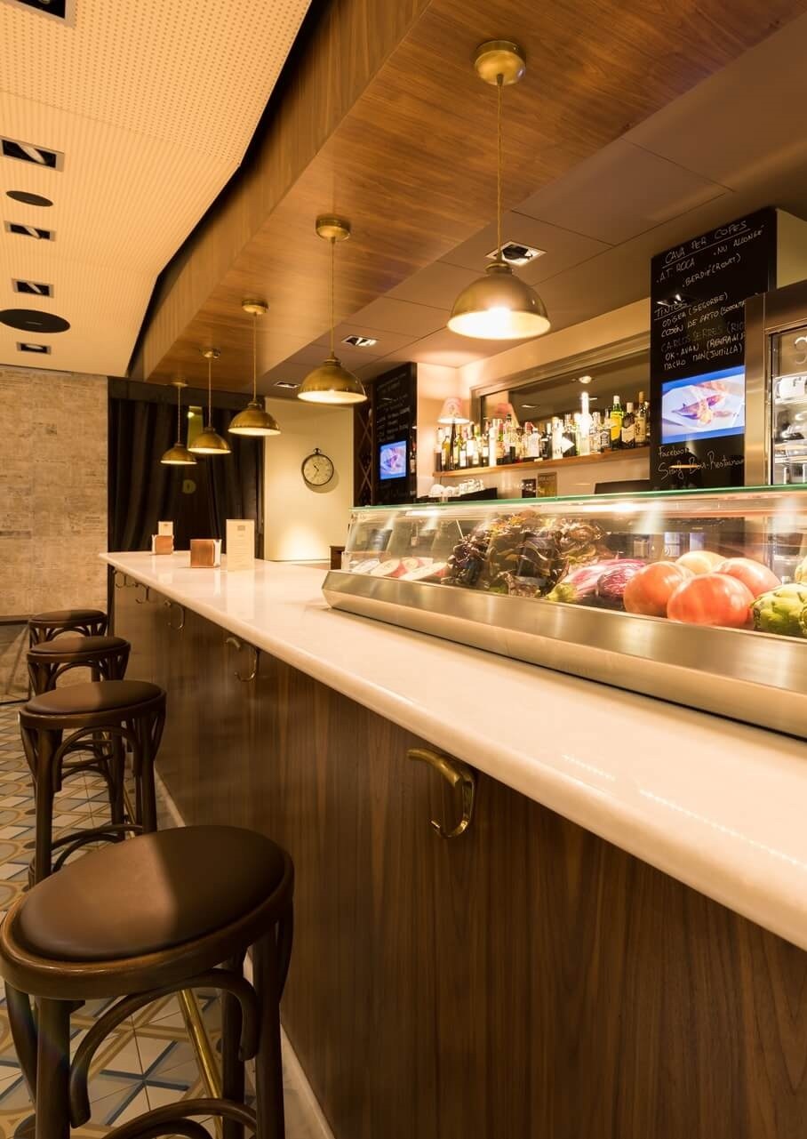 Barra e interior de Sísif Bar-Restaurant